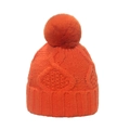 Detailaufnahme der orangefarbenen Strickmütze mit passendem flauschigem Bommel-Detail - M / Orange