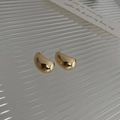 Makro-Detail von goldenen Tropfen-Ohrringen mit glänzendem Metall-Finish und C-Form Design - Legierung/925 Sterling Silber Stift / C-Förmiger Bohnen-Stil / Gold