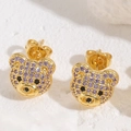 Detaillierte Makroansicht der süßen Bärenohrringe mit lila Zirkonia-Inlay - Bärchen-Ohrstecker / Gold Lila Zirkonia