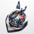Carré en soie bleu marine avec imprimés fleurs et papillons sur fond blanc pur - Fleurs et Papillons Bleu Marine (FJ626-2)