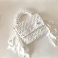 Detail der weißen handgefertigten Häkeltasche mit dicken Fransen und Webstruktur - 22*17*5cm / Weiß