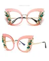 Rosa Cat-Eye-Sonnenbrille mit goldenen Blättern und grünen Kristallen, Variante C6 Glas - Rosa Rahmen mit klarem Glas