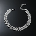 Détail macro de la chevillère cubaine argentée avec strass et fermoir sur fond noir - Bracelet De Cheville Losange / Argenté