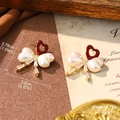 Dettaglio orecchini cuore rosso con fiocchi di perle e zirconi, misura 2,78x2,2cm - Orecchini con Fiocco a Cuore Rosso e Strass (2-21577A-5800)