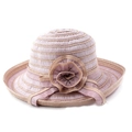 Gedetailleerde textuur van de roze en beige strohoed met een grote gelaagde stoffen bloem - M (56-58cm) / Roze