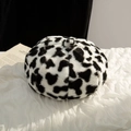 Dettaglio del cappello basco in peluche con stampa mucca e consistenza in finta pelliccia - M / Macchie Bianche e Nere