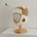 Detalle de gorro de invierno para bebé de pana marrón y forro de lana de cordero con osito - 1-2 años / Caqui