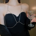 Chaîne de corps argentée élégante avec strass brillants au design croisé sur la poitrine - Chaîne de poitrine carrée argentée avec strass
