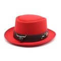 Chapeau en feutre rouge avec tête de taureau en bronze et broderie florale de style - M (56-58cm) / Rouge