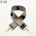 Dettaglio della tracolla grigia regolabile con motivi a cuore e moschettoni in metallo oro - Chiusura in Argento / Grey (Z-10)
