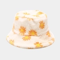 Dettaglio ravvicinato del cappello a secchiello in morbida pelliccia sintetica con margherite - Beige con Margherita Arancione (2#)