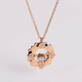 Detalle del collar con colgante de trébol en oro rosa con diamantes y formas de corazón - Oro rosa