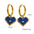 Orecchini placcati oro 14K con pendente a cuore blu scuro e cristallo su sfondo bianco - Blu scuro