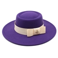 Dettaglio cappello in lana viola con nastro champagne e spilla a forma di ape dorata - Viola