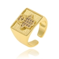 Detail eines goldenen quadratischen Rings mit Hand der Fatima und funkelnden Strasssteinen - Hamsa Hand Stil (J-1415-A)