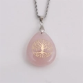 Dettaglio del ciondolo in cristallo rosa a goccia con incisione dell'albero della vita - Ciondolo a Goccia d'Acqua Rosa (NSN00138)