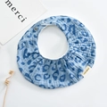Detail von blauen Leopard Baby Lätzchen aus Baumwolle mit Druckknopf und Etikett - Oval / Hellblau