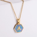Collana dorata con ciondolo esagonale, trama in conchiglia blu e dettaglio lettera A - Stile A
