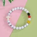 Bracciale in turchese bianco da 8mm con ciondolo a croce e pietre colorate - Howlite