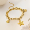 Goldenes Armband aus Titanstahl mit eleganten Muschel- und Seesternanhängern - Gold Seestern Muschel (XKB0019)