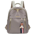 Damen Rucksack aus taupefarbenem Oxford-Gewebe mit goldenen Reißverschlüssen und Bärenanhänger - Grau Mit Anhänger