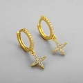 Gros plan du poinçon S925 sur boucles d'oreilles étoile dorées serties de zircons - Créoles Étoile à Quatre Branches Micro-Pavé Zircon - Or