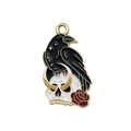 Ciondolo gotico in lega dorata con corvo nero su teschio bianco e una piccola rosa rossa - Corvo del Teschio / 16x27mm