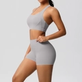 Seitenansicht der hellgrauen Yoga-Shorts mit hoher Taille und Sport-BH am Modell - S / Basilikumgrün