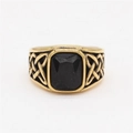 Anello vichingo vintage in acciaio dorato con nodo celtico e grande pietra nera rettangolare - US 7 / Oro Pietra Nera