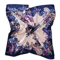 Dettaglio di un foulard in raso di seta 90cm con stampa paisley e bordo blu navy lucido - 90x90cm / Viola