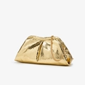 Elegante gouden cloud clutch met slangenprint textuur en een fijne metalen ketting - Gouden Slangenpatroon