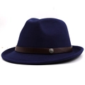 Λεπτομέρεια μπλε μάλλινου καπέλου fedora με καφέ πλεκτή ζώνη και ασημένιο έμβλημα - M(56-58cm) / Ναυτικό Μπλε (JXF-540)