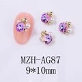 Detailansicht lila quadratischer Kristall Nagelschmuck mit Perlen und Goldperlen - Violetter Hauptstein Goldener Sockel (AG87)