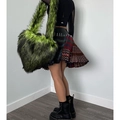 Bolso tote de piel sintética verde hierba con falda de cuadros y botas militares - Verde