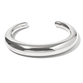 Brazalete abierto minimalista en acabado plateado pulido con reflejo de espejo - Color Acero