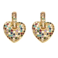 Détail de boucles d'oreilles cœur dorées avec oxydes de zirconium colorés et fermoir en forme de U - Coloré