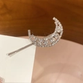 Vue rapprochée d'une barrette lune argentée sertie de diamants étincelants - Forme de Lune (Pince à Un Mot-Argent-Simple)