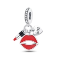Makroaufnahme von Silber-Charm mit roten Emaille-Lippen und Lippenstift mit Kiss-Gravur - Sexy Lippenstift & Lippen 3-teiliges Set