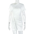 Detail van de asymmetrische schuine halslijn en zijplooien op een witte korte jurk - S / Wit