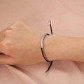Pulsera mínima de tubo de acero inoxidable con cordón tejido negro sobre fondo satinado - Estilo de Cordón Trenzado de Tubo Curvado Plateado / Color Acero