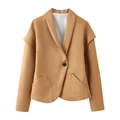 Detail der kamelfarbenen Reversjacke mit Einzelknopf und speziellen aufgesetzten Taschen - S / Camel