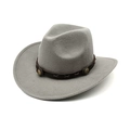 Détail d'un chapeau en feutre de laine gris avec bande en cuir et rivets en métal - M (56-58cm) / Gris clair