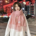 Sciarpa invernale a quadri rosa con strisce bianche e lunghe frange per un look caldo - Rosa