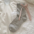 Calze grigie stile balletcore con fiocchi rosa e bordi a volant eleganti - Dettaglio Fiocco sul Tallone / Grigio