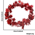 Dettaglio ghirlanda di foglie di acero rosso metallizzato con diametro 22cm e peso 23g - Textured / Rosso Scuro