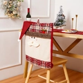 Dettaglio del coprisedia di Babbo Natale in peluche con motivi scozzesi festivi - Babbo Natale