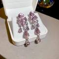 Gros plan détaillé des boucles d'oreilles en cristal rose sur un écrin blanc élégant - 6# Tige en Argent Goutte d'eau Rose