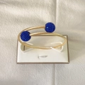 Elegante brazalete de cable trenzado chapado en oro 18k con esferas de cristal azul - Dorado/Azul