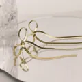 Elegante vergoldete Schleifen-Ohrringe mit Quasten und schickem Schlangenkettendesign - 14K Gold