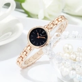 Reloj minimalista para mujer en oro rosa y negro sobre perlas blancas decorativas - Caja de Oro Rosa Esfera Negra